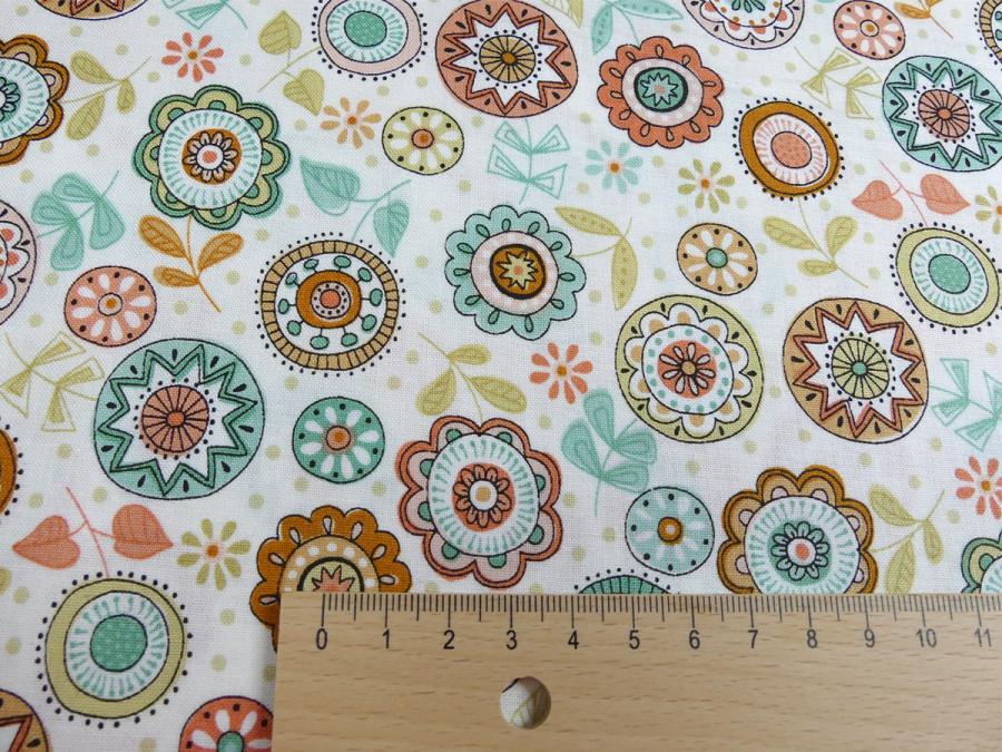 Patchworkstoff aus der Serie Doodle Days mit bunten Kreisen und Blumen mit Maß
